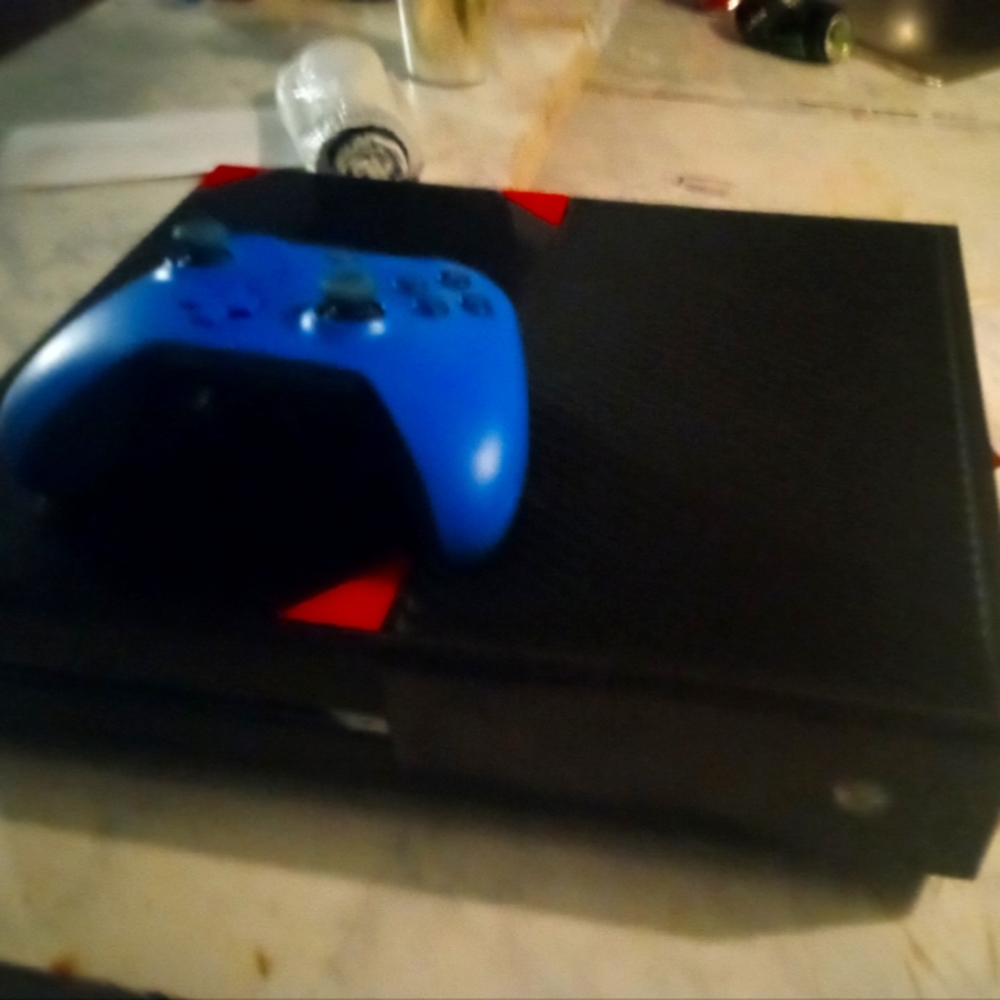 Xbox one. 1 controller. and gold hdmi